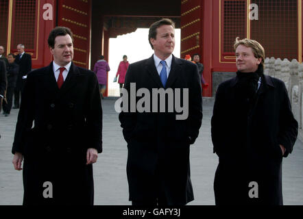 Le chef du Parti conservateur David Cameron et le chancelier de l'ombre George Osborne, à gauche, ont bavarder avec le journaliste du Daily Mail James Chapman, à droite, alors qu'ils se rendent dans la Cité interdite, au centre de Pékin, en Chine, le deuxième jour d'une visite de trois jours dans le pays. Banque D'Images