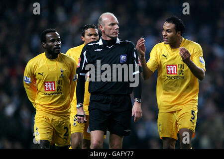 Football - Carling Cup - quart de finale - Manchester City / Tottenham Hotspur - City of Manchester Stadium.Les joueurs de Tottenham Hotspur font appel à l'arbitre Steve Bennett après l'envoi de Didier Zokora Banque D'Images