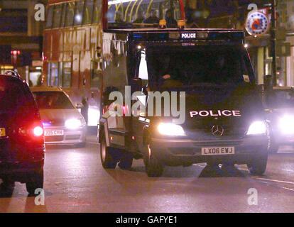 Une fourgonnette de police contenant Omar Deghayes et Abdentour Samuer, deux des trois résidents britanniques détenus sans inculpation ni jugement au centre de détention de Guantanamo Bay pendant plusieurs années, arrive ce soir au poste de police de haute sécurité de Paddington Green, dans le centre de Londres. Banque D'Images