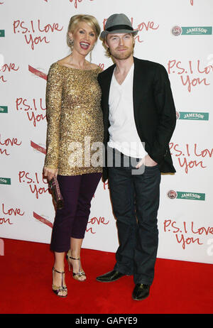 Ronan Keating et sa femme Yvonne arrivent pour la première européenne de l'adaptation cinématographique du livre de Cecelia Ahern 'PS I Love You' au Savoy Theatre de Dublin. Banque D'Images