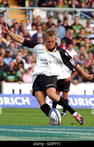 Jonny Wilkinson de Newcastle Falcons prend un coup de pied de pénalité Banque D'Images