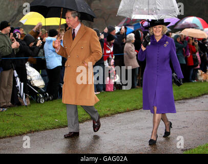 Le prince de Galles et la duchesse de Cornwall arrivent pour le service du jour de Noël à l'église St Mary Magdalene, sur le domaine de Sandringham, Norfolk. Banque D'Images