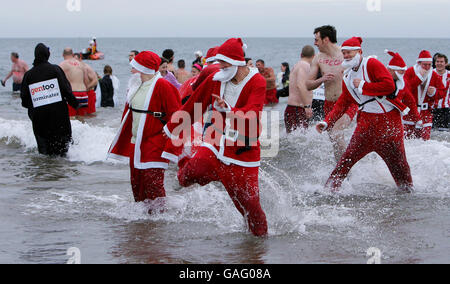 Les gens apprécient une baignade le lendemain de Noël à Seaburn dans Sunderland. Banque D'Images