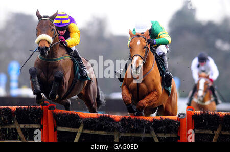 Tony McCoy on Straw Bear (à droite) saute le dernier devant Harchibald et Paul Carberrry pour gagner l'obstacle de Noël Stan James à l'hippodrome de Kempton Park. Banque D'Images