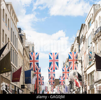 Union Jacks battant à l'extérieur de Dolce et Gabbana sur Old Bond Street dans le quartier londonien de Mayfair, UK Banque D'Images