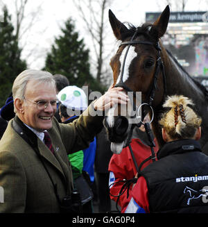 Courses hippiques - Hippodrome de Kempton Park.Kauto Star avec le propriétaire Clive Smith après la victoire dans le Stan James King George VI Chase à l'hippodrome de Kempton Park. Banque D'Images