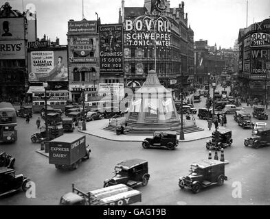 UK transport - voitures - circulation - Londres - 1946. Trafic à Piccadilly Circus. Banque D'Images