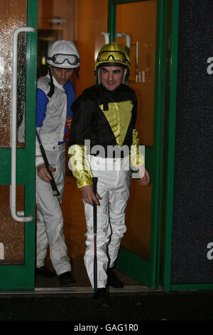 Courses hippiques - Hippodrome de Wolverhampton. Jockey Fergul Lynch à l'hippodrome de Wolverhampton. Banque D'Images