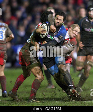 Rugby Union - Guinness Premiership - Bath RUFC V Gloucester - terrain de loisirs.Joe Maddock de Bath est abordé par Mike Tindall de Gloucester lors du match Guinness Premiership au terrain de loisirs de Bath. Banque D'Images