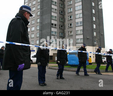 Les policiers fouillez la zone située devant la Maison de Vérone à Erith, dans le Kent, où un adolescent a été poignardé à mort aujourd'hui et deux autres blessés lors d'une attaque la nuit dernière. Banque D'Images