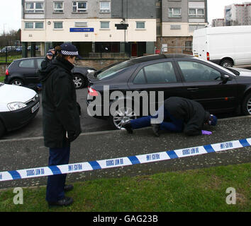 Des policiers fouinent devant la Maison de Vérone à Erith, dans le Kent, où un adolescent a été poignardé à mort aujourd'hui et deux autres blessés lors d'une attaque la nuit dernière. Banque D'Images