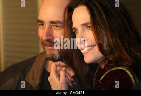 Richard Schiff et sa femme Sheila arrivent à la première du nouveau film The Air I Breathe au Arclight Theatre de Los Angeles. Banque D'Images