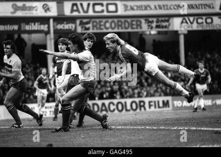 Football - Canon League Division One - West Ham United contre Watford.Frank McAvennie (r) de West Ham United marque le premier but de son équipe avec une affiche supérieure de plongée pleine longueur Banque D'Images