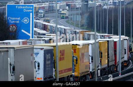 Les camions stationnés sur la M20, près de Folkestone dans le Kent, tandis que l'opération Stack reste en place alors que les voiliers du port de Douvres sont touchés par les pêcheurs français protestant à Calais. Banque D'Images