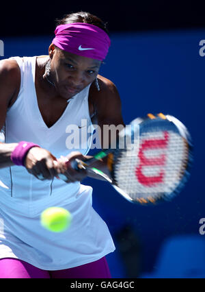 Serena Williams aux États-Unis en action lors de son match contre la Chine Meng Yuan le troisième jour de l'Open d'Australie Banque D'Images