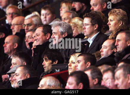 Kevin Keegan, directeur de New Newcastle United, est assis avec le propriétaire Mike Ashley et le président Chris mort lors du match de répétition de la troisième ronde de la coupe FA à St James' Park, à Newcastle. Banque D'Images