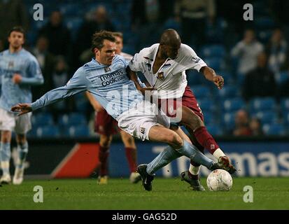 Football - FA Cup - troisième tour Replay - Manchester City v West Ham United - City of Manchester Stadium.Luis Boa Morte, West Ham United (r) et Dietmar Hamann, Manchester City, se battent pour le ballon Banque D'Images