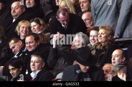 Kevin Keegan, gérant de New Newcastle United, avec Mike Ashley, Chris mort et son épouse Jean Keegan lors du match de répétition de la troisième ronde de la coupe FA au parc St James' Park, à Newcastle. Banque D'Images