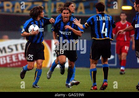 Fabio Cannavaro (c), de l'Inter Milan, célèbre son objectif d'égalisation Avec ses coéquipiers Matias Almeyda (l) et le capitaine Javier Zanetti (r) Banque D'Images