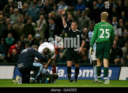 Luis Boa Morte de West Ham United est représenté en jaune Carte de l'arbitre Phil Dowd pour un foul sur Manchester Darius Vassell Banque D'Images