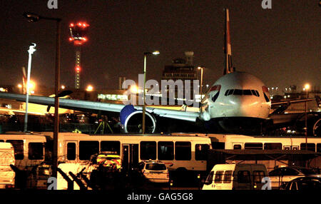 Un Boeing 777 de British Airways se trouve à l'extérieur d'un hangar après avoir été retiré de la piste sud de l'aéroport d'Heathrow aujourd'hui. Banque D'Images