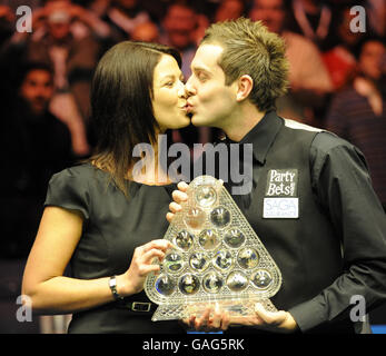 Mark Selby et sa petite amie Vicky Layton avec trophée après avoir battu Stephen Lee lors de la finale des maîtres d'assurance de la SAGA à Wembley Arena, Londres. Banque D'Images