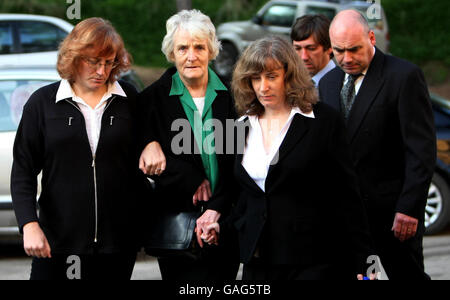 Josephine Hogan (haut vert) photographiée à l'extérieur du palais de justice de Chania, en Crète, en Grèce, où son fils John Hogan est jugé accusé du meurtre de son fils de six ans, Liam. Banque D'Images