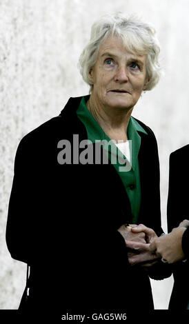 Josephine Hogan devant le palais de justice de Chania, Crète, Grèce, où son fils John Hogan est jugé accusé du meurtre de son fils de six ans, Liam. Banque D'Images