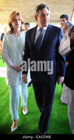 Le Premier ministre Gordon Brown et sa femme Sarah arrivent aujourd'hui au mémorial Rajghant du Mahatma Gandhi à New Delhi, où ils ont déposé une couronne et des pétales éparpillés sur le site de sa crémation en 1948. Banque D'Images