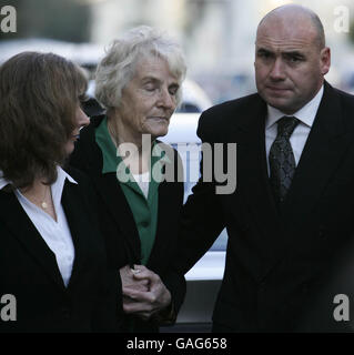 Josephine Hogan (haut vert) photographiée à l'extérieur du palais de justice de Chania, en Crète, en Grèce, où son fils John Hogan est jugé accusé du meurtre de son fils de six ans, Liam. Banque D'Images