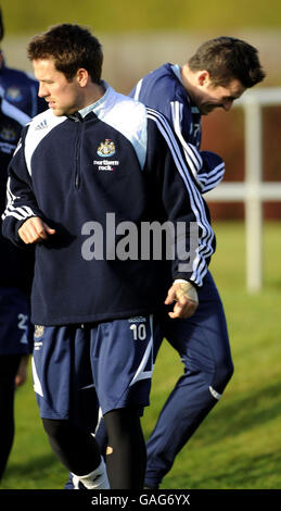 Soccer - Newcastle United Training session - terrain d'entraînement de Longbenton.Michael Owen (premier plan) et Joey Barton pendant une séance d'entraînement au terrain d'entraînement de Longbenton, à Newcastle. Banque D'Images