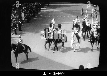 CAPTURE D'ÉCRAN de la BBC Television. La Reine tape son cheval birman après qu'il ait réagi à six langes qui venaient de la foule pendant que la Reine descendait du Mall Banque D'Images