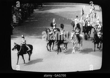 CAPTURE D'ÉCRAN de la BBC Television. La Reine tape son cheval birman après qu'il ait réagi à six langes qui venaient de la foule pendant que la Reine descendait du Mall Banque D'Images