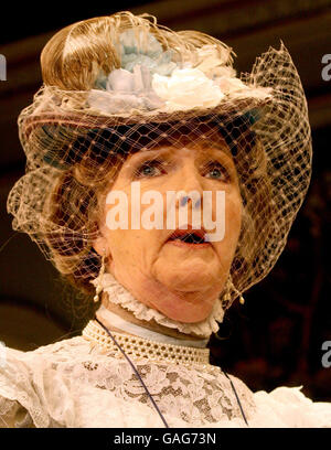 Penelope Keith comme Lady Bracknell dans l'importance d'être sérieux, lors d'un photocall au Théâtre Vaudeville, The Strand, Londres. Banque D'Images