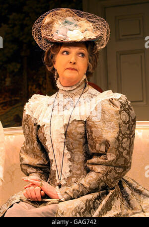 Penelope Keith se présente comme Lady Bracknell dans l'importance d'être sincère, lors d'une séance photo au Vaudeville Theatre, The Strand, Londres. Banque D'Images