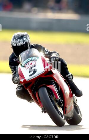 Motocyclisme - British Superbike - Donington Park. Paul Brown, Ducati - course de D & B. Banque D'Images