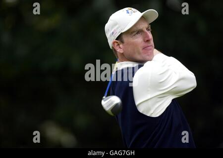 Golf - la 34e Ryder Cup - le beffroi - Fourballs.Jim Furyk des États-Unis en action pendant le quart de balle contre Colin Montgomerie et Bernhard Langer de l'Europe Banque D'Images