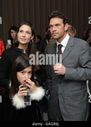 L'acteur Dougrey Scott et sa femme, l'actrice Claire Forlani, arrivent pour une représentation VIP de Night of the Snow Queen pour lancer la saison de Noël du Ballet national anglais, au Colisée de Londres. Banque D'Images