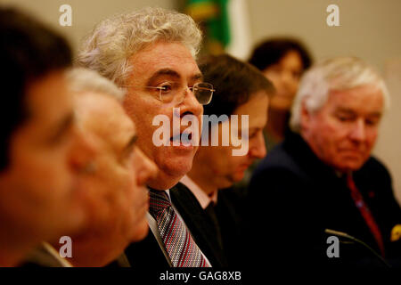 Président de la commission mixte des affaires européennes d'Oireachtas, Bernard Durkan (centre).Le Comité prévoit de visiter le pays pour lancer un débat public sur le Traité de réforme de l'Union européenne, qui sera signé aujourd'hui à Lisbonne par les chefs d'État et de gouvernement de l'UE. Banque D'Images