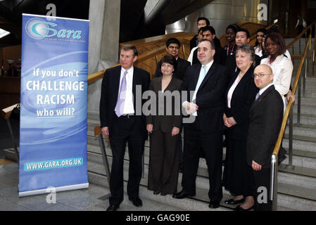 Les dirigeants des partis politiques écossais, notamment le Premier ministre Alex Salmond, rencontrent les participants au programme d'observation politique de l'Alliance anti-raciste de Glasgow au Parlement écossais à Édimbourg. Banque D'Images