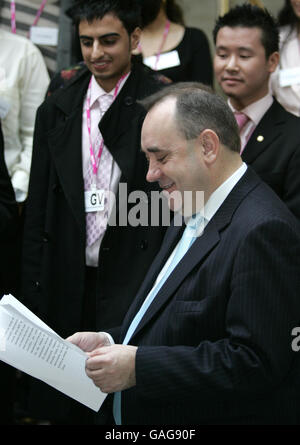 Les dirigeants des partis politiques écossais, notamment le Premier ministre Alex Salmond (à droite), rencontrent les participants au programme d'observation politique de l'Alliance antiraciste de Glasgow au Parlement écossais à Édimbourg. Banque D'Images