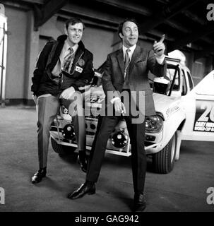 Le pilote Tony Fall (à gauche) et West Ham United and Le joueur d'Angleterre Jimmy Greaves pendant les scrutateurs à Wembley avant le rallye de 16,000 miles Banque D'Images