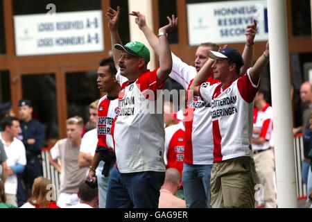 Les fans de Feyenoord s'imprégnent de l'atmosphère avant le match Contre le Real Madrid Banque D'Images
