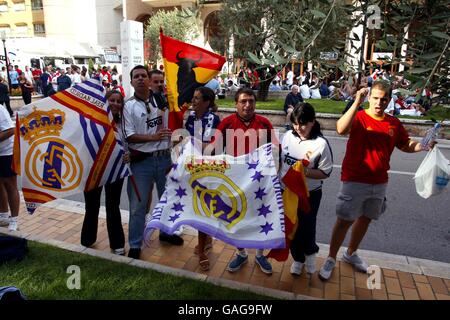 Football - UEFA Super Cup - final - Real Madrid / Feyenoord.Les fans de Feyenoord s'imprégnent de l'atmosphère avant le match contre le Real Madrid Banque D'Images