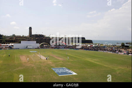 Le Ryan Sidebottom d'Angleterre est le premier ballon à Upul Tharanga du Sri Lanka lors du troisième match de test au stade international de Galle, à Galle, au Sri Lanka. Banque D'Images