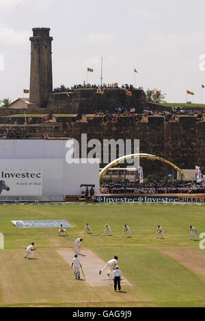 Le Ryan Sidebottom d'Angleterre s'est porté au Sri Lanka Upul Tharanga lors de la première partie du troisième match de test au stade international de Galle, Galle, Sri Lanka. Banque D'Images