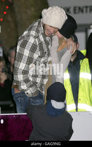 David et Victoria Beckham avec leur fils Romeo lors d'une visite de la patinoire Winter Wonderland à Hyde Park, dans le centre de Londres. Banque D'Images