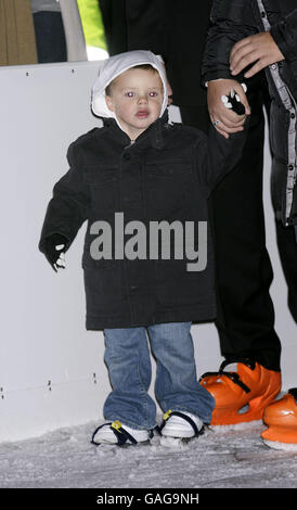 David et Victoria Beckham avec leur fils Romeo lors d'une visite de la patinoire Winter Wonderland à Hyde Park, dans le centre de Londres. Banque D'Images