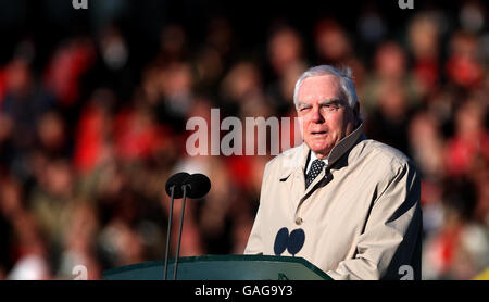 Le professeur Hywel Teifi Edwards traite de la congrégation à l'enterrement du rugby star Ray Gravell (15-11-07) Photo David Jones/PA Banque D'Images