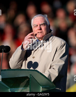 Le professeur Hywel Teifi Edwards traite de la congrégation à l'enterrement du rugby star Ray Gravell (15-11-07) Photo David Jones/PA Banque D'Images